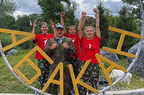 Семья ветерана СВО Дениса Ломотько. Фото: филиал фонда «Защитники Отечества» в Хакасии.